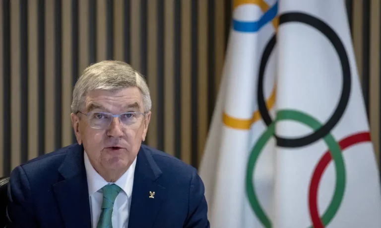 Rússia intensifica críticas a Thomas Bach, presidente do COI