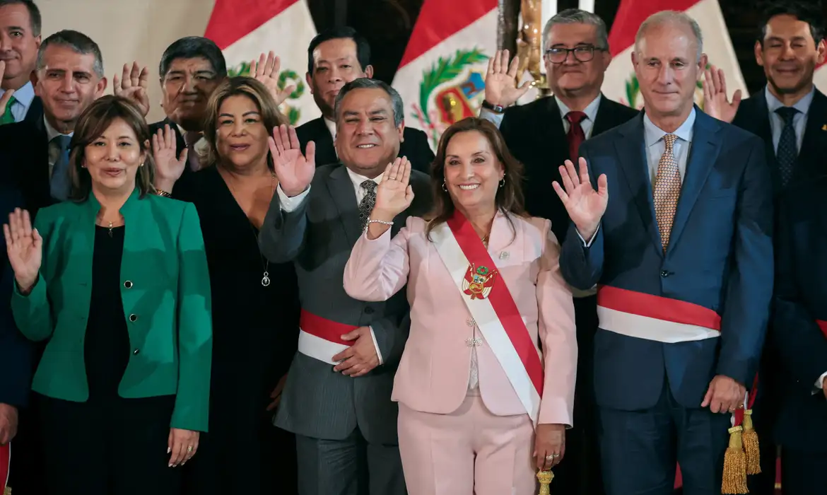 Peru substitui seis ministros após operação na casa da presidente