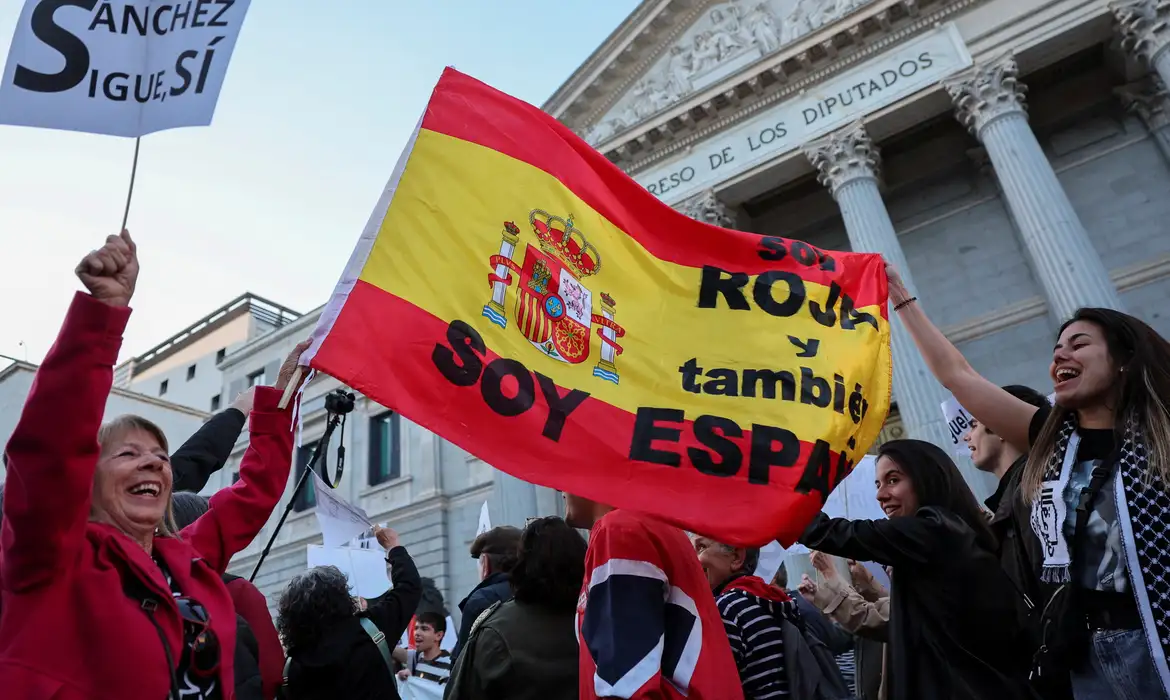 Milhares vão às ruas em Madri pedir que premiê espanhol não se demita