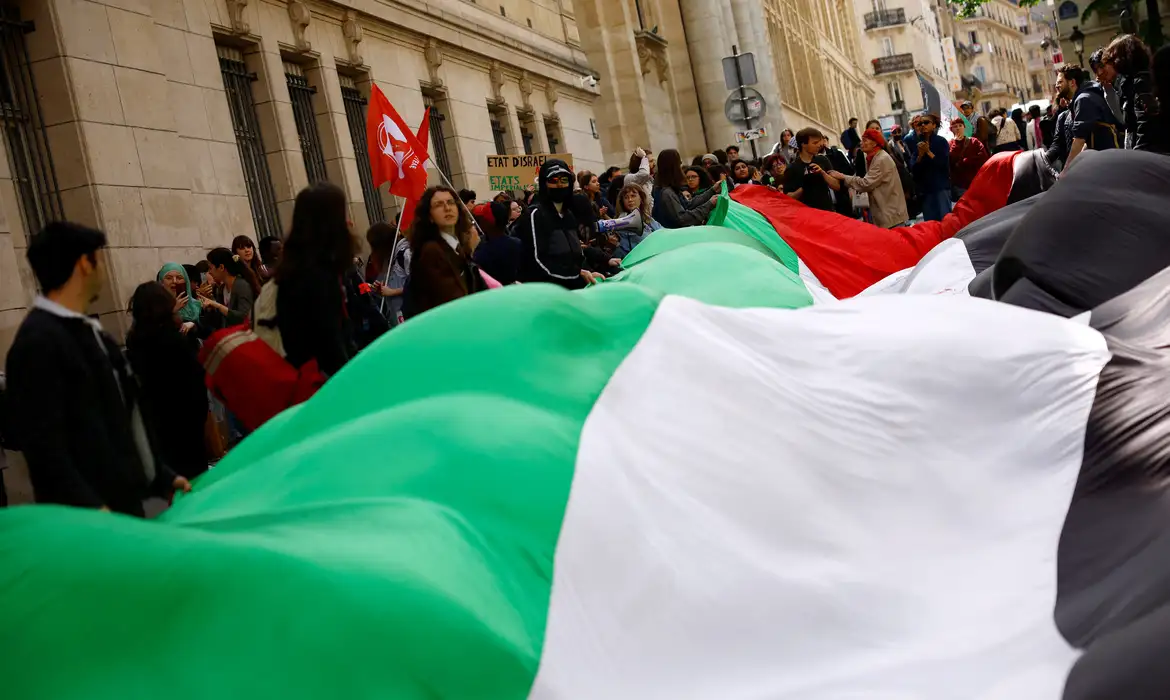 Polícia retira manifestantes pró-Palestina da Universidade de Sorbonne