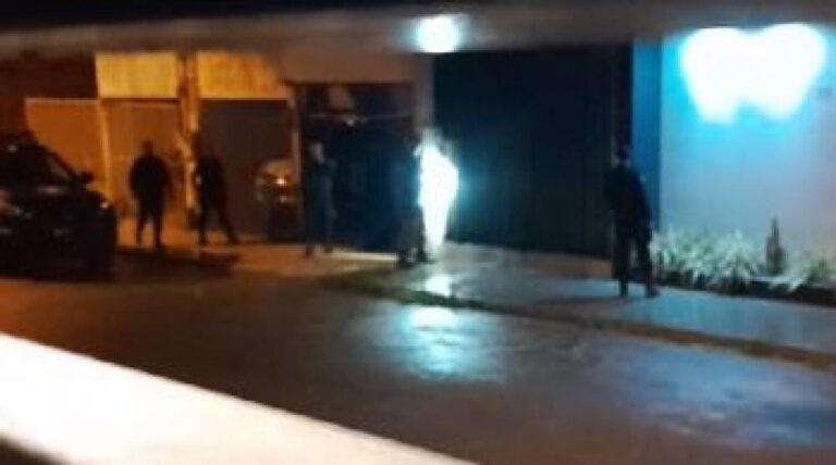 Após disparos de arma de fogo, homem ameaça vizinhos, é preso e xinga policial