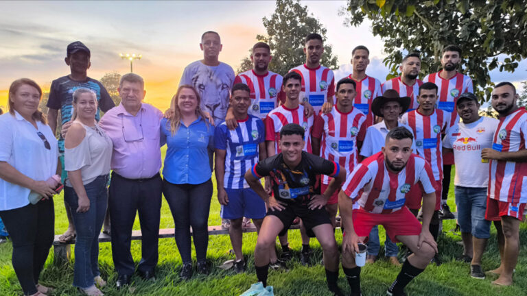 Teixeirópolis recebe uniformes e bolas de futebol entregues por Cláudia de Jesus - News Rondônia