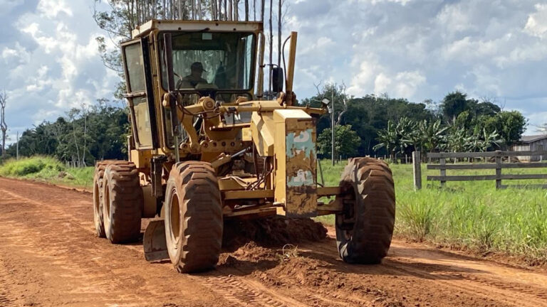Serviços de patrolamento melhoram trafegabilidade em distritos de Alta Floresta d’Oeste - News Rondônia