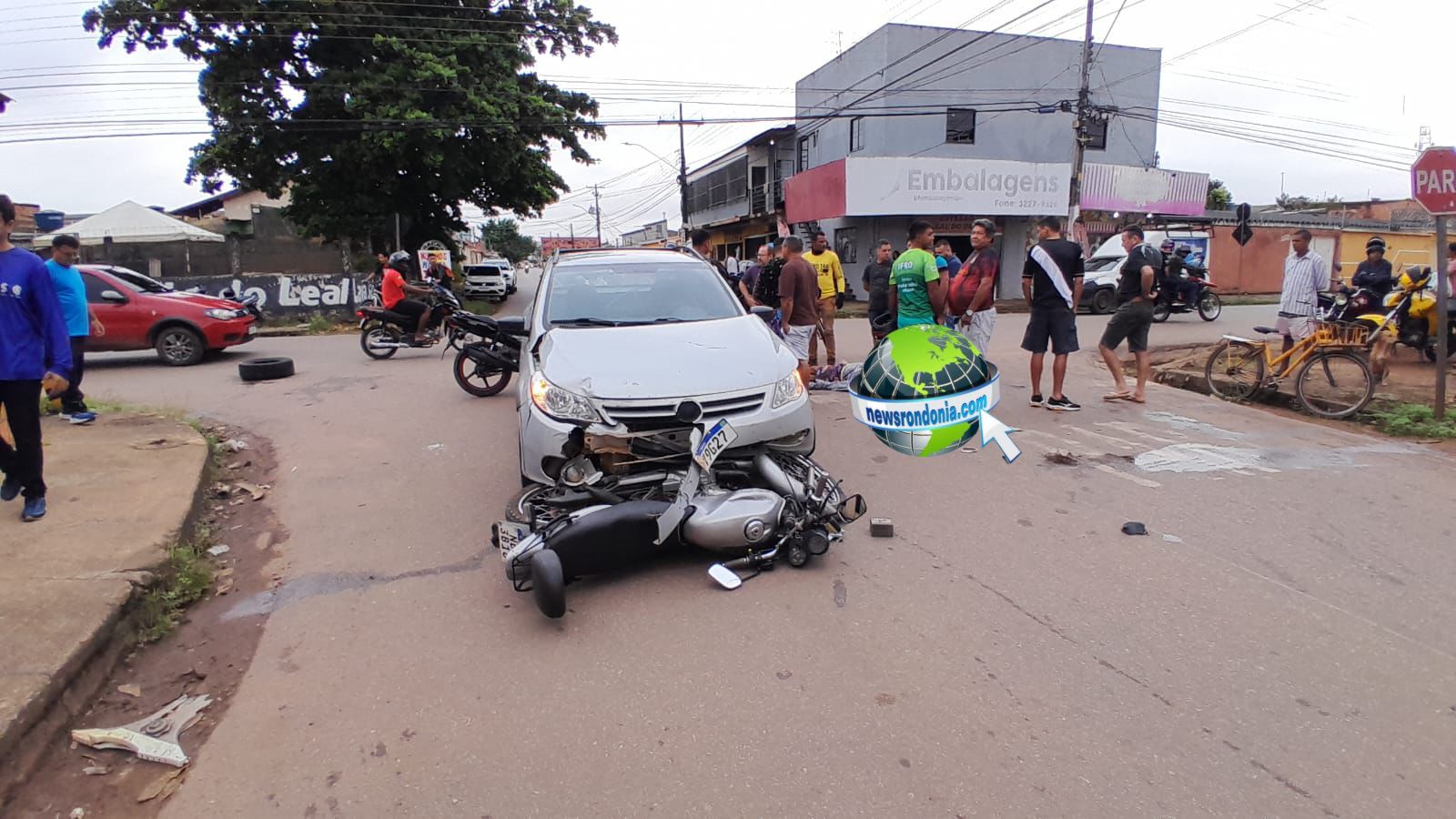 Saveiro atropela e arrasta homem e criança em moto na zona sul