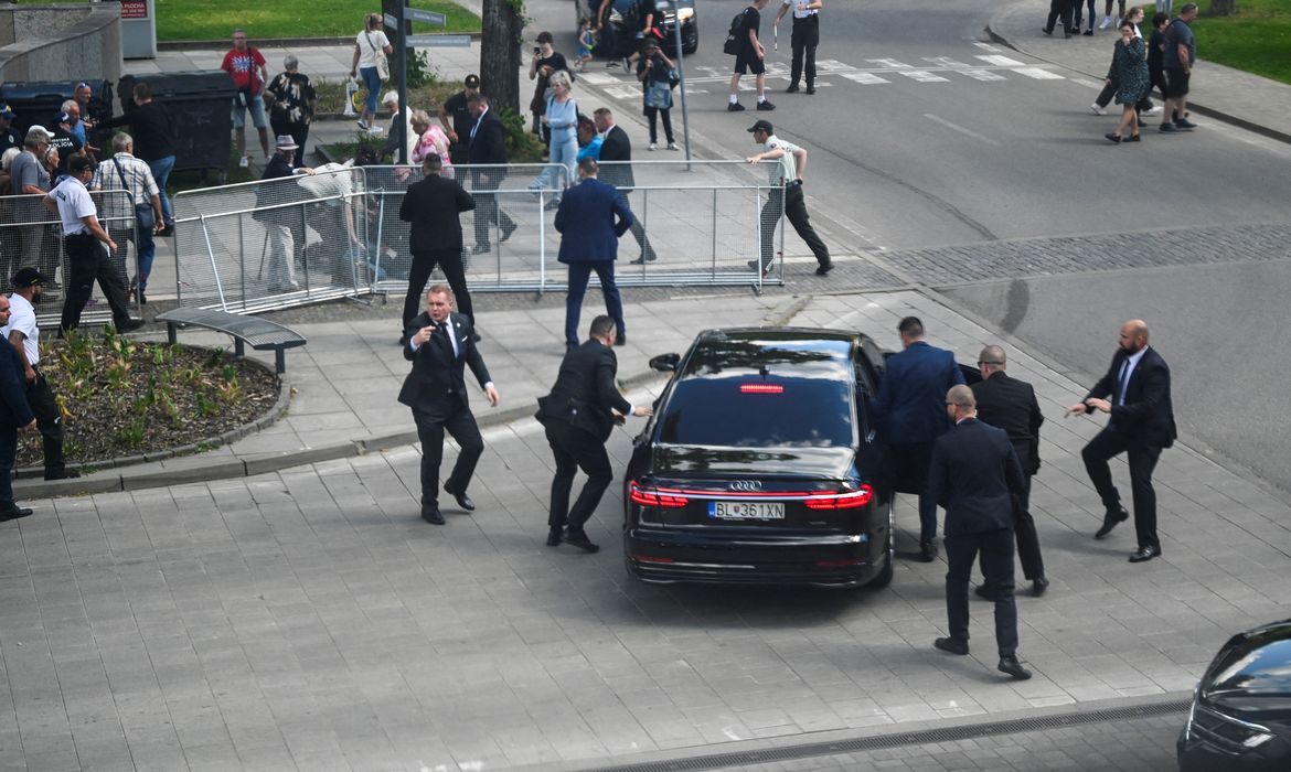 Premiê da Eslováquia corre risco de morte após atentado a tiro