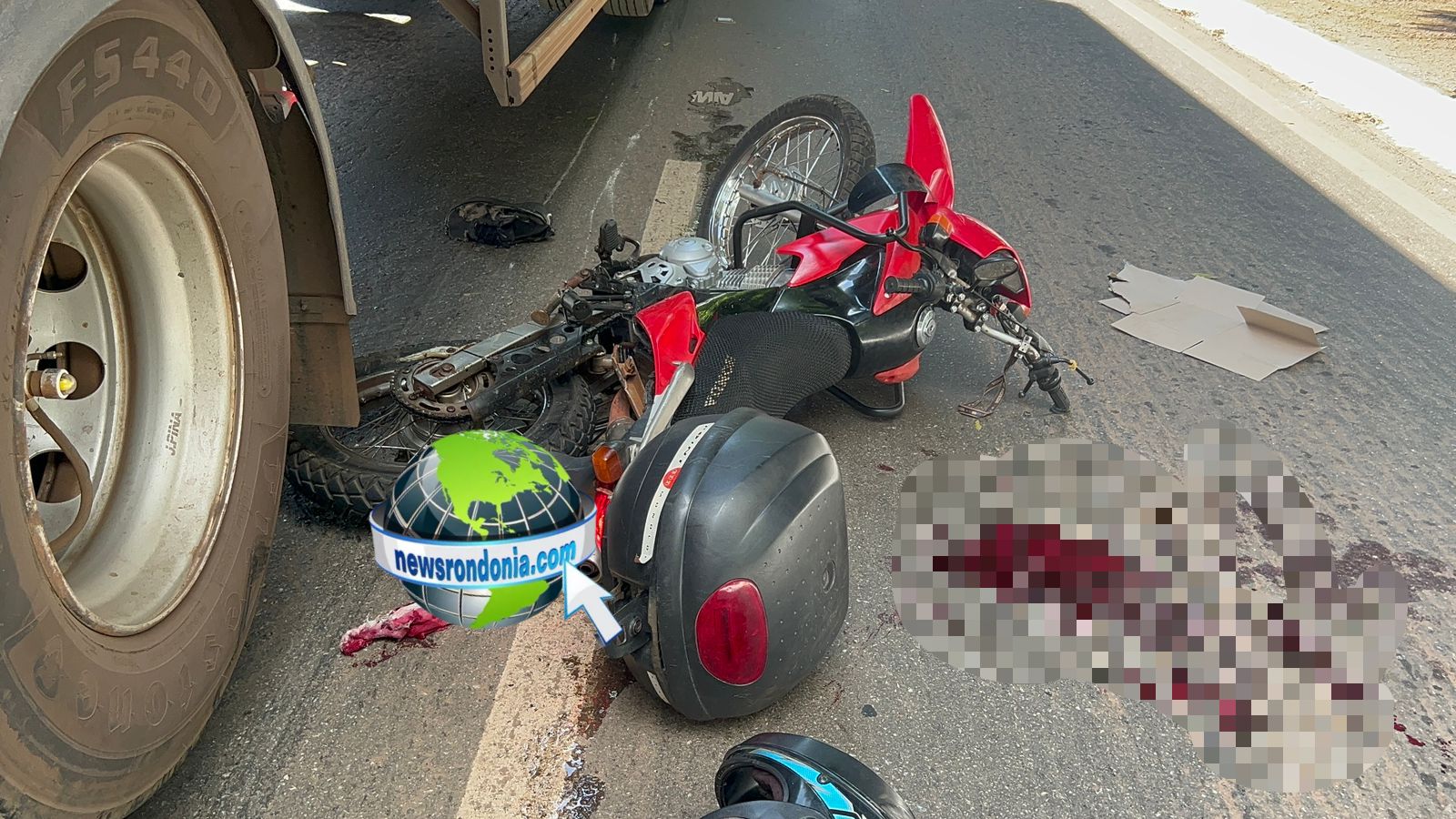 Motociclista é atropelado por carreta na Jorge Teixeira