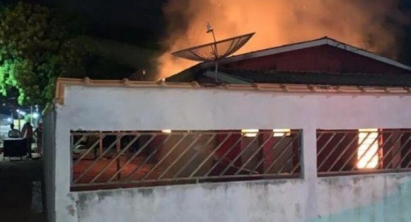 Casa foi atingida por incêndio que pode ter origem criminosa, em Costa Marques