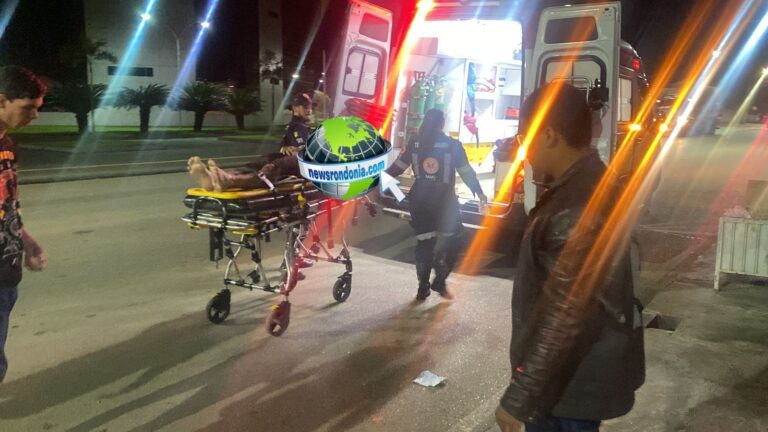 Motoboy sofre queda após atropelar cachorro no centro