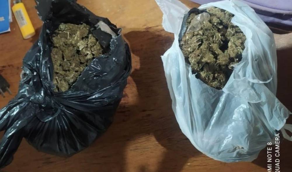 Polícia Militar prende homem com quase um quilo de maconha