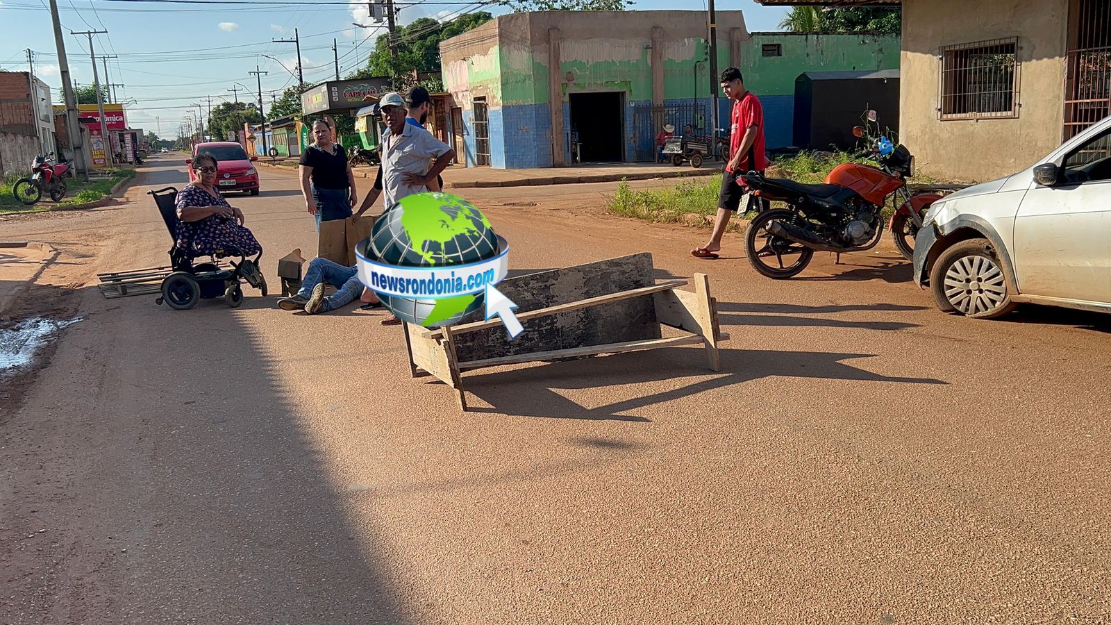 Carro sai de estacionamento e causa grave acidente com motociclista na zona leste