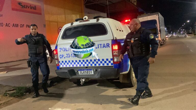 Dupla é flagrada com arma após roubo de celular