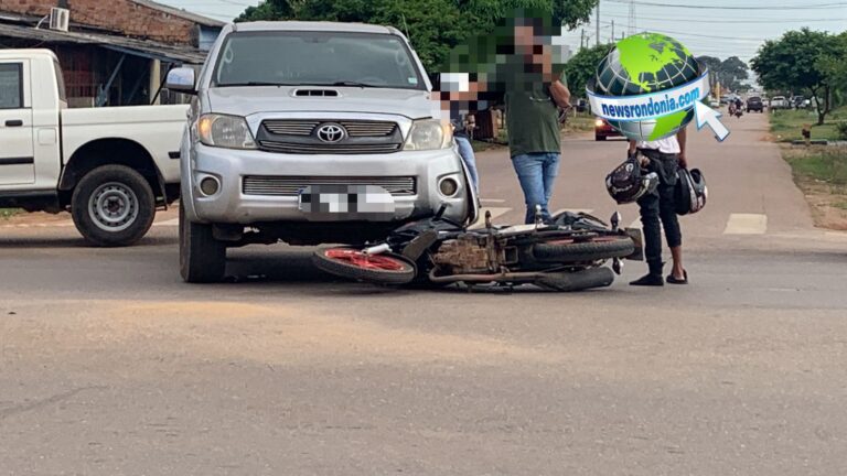 Motociclista fica ferido em colisão com caminhonete em semáforo