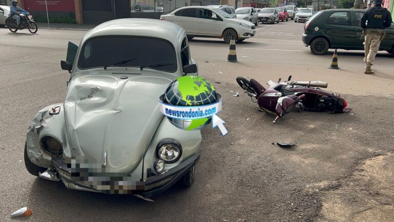 Fusca avança cruzamento e causa grave acidente com casal em moto