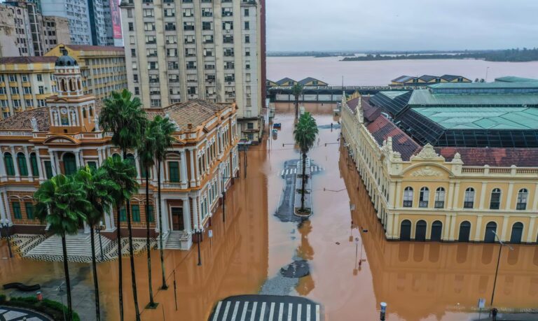 Chuva suspende limpeza do Mercado Público de Porto Alegre