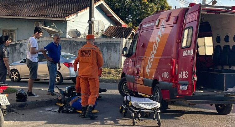 Mulher fica ferida em acidente entre motocicleta e veículo de passeio