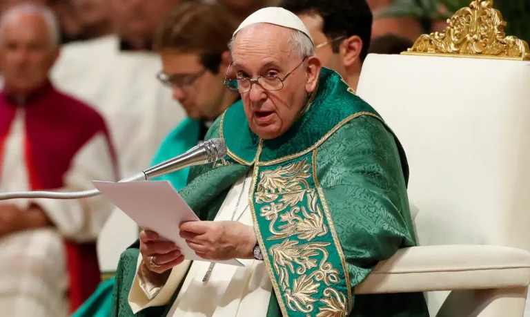 Papa emite raro pedido de desculpa por suposto uso de termo homofóbico