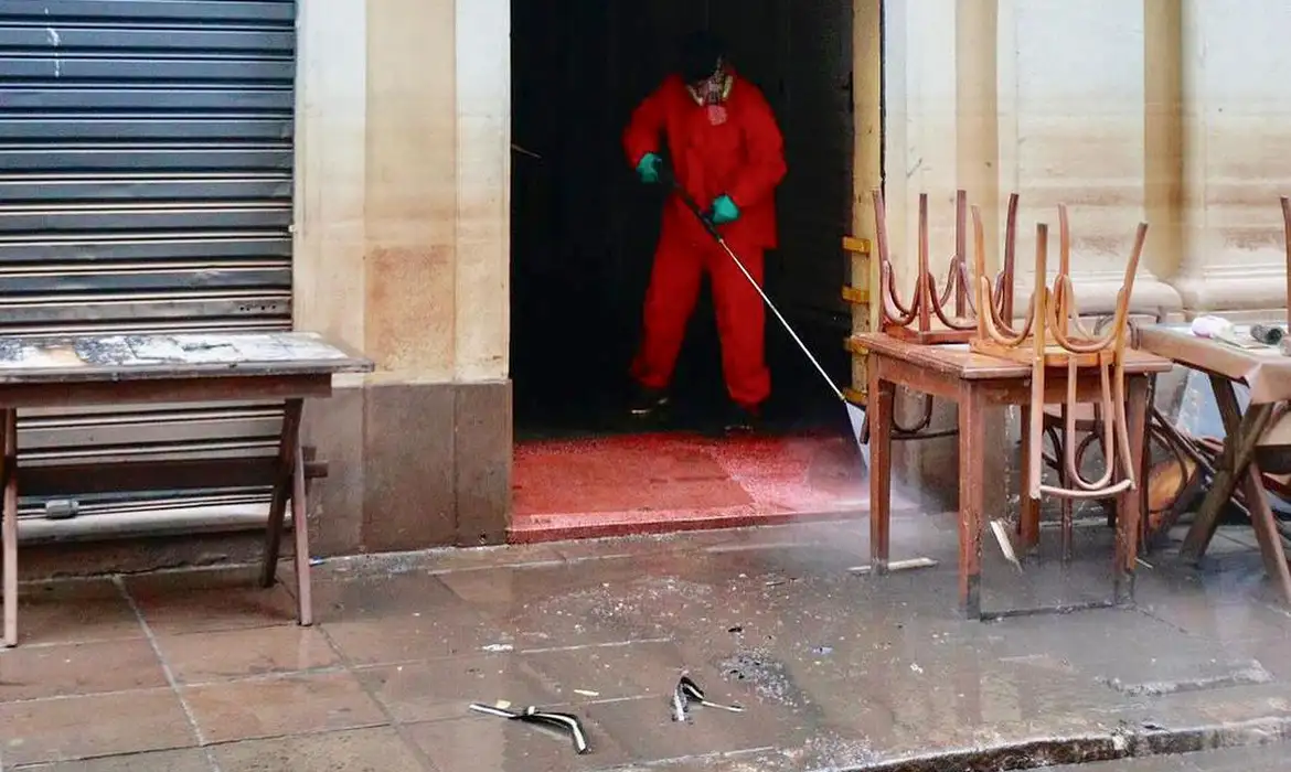 Limpeza interna de Mercado Público de Porto Alegre é retomada