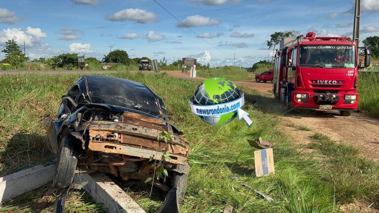 Professora fica ferida após capotar e bater carro em poste na BR-319 em Porto Velho