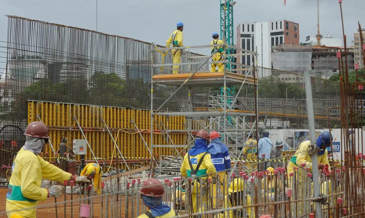 Mesmo na pandemia, emprego na construção cresceu 21,6%, revela IBGE