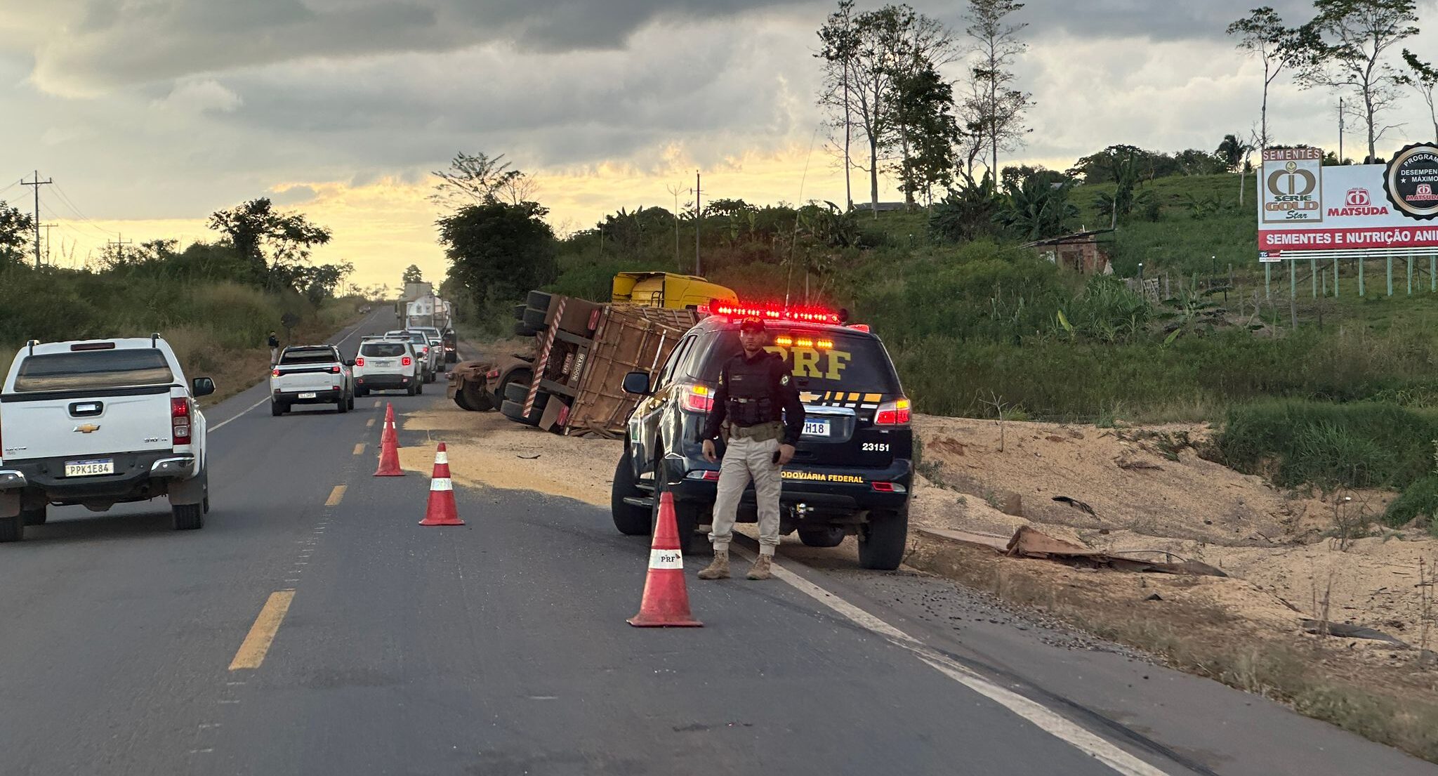 Carreta tomba na BR-364, no km 506 em Ariquemes
