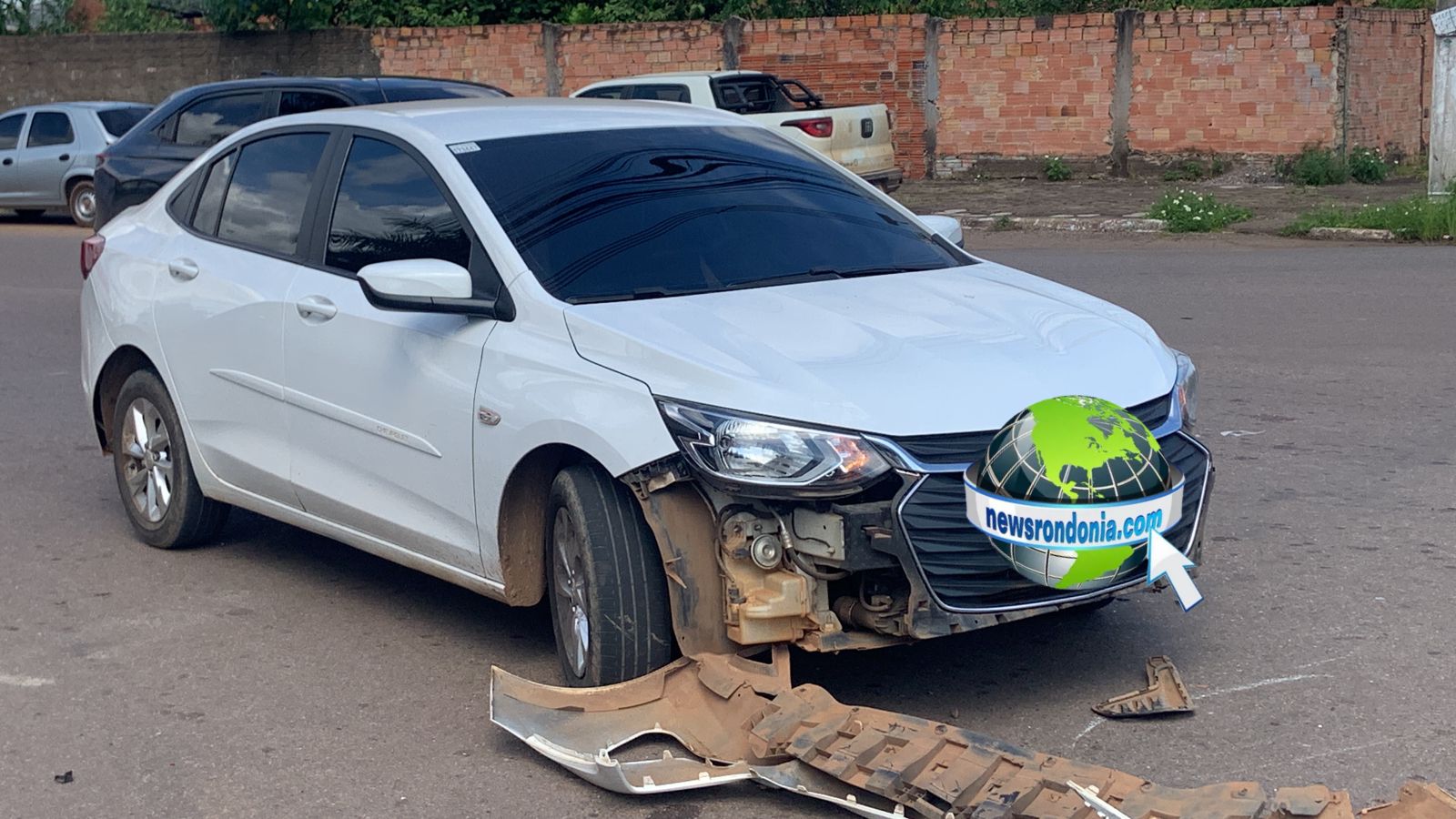 Mobi capota em cima de moto após colisão entre três veículos no centro