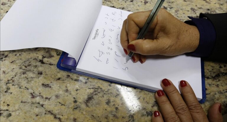 Cláudia de Jesus enaltece o profissionalismo dos taquígrafos