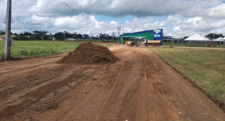 Equipes trabalham na finalização dos serviços de infraestrutura para a 11ª Rondônia Rural Show, em Ji-Paraná