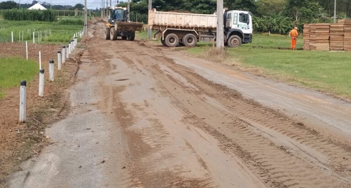 Equipes trabalham na finalização dos serviços de infraestrutura para a 11ª Rondônia Rural Show, em Ji-Paraná