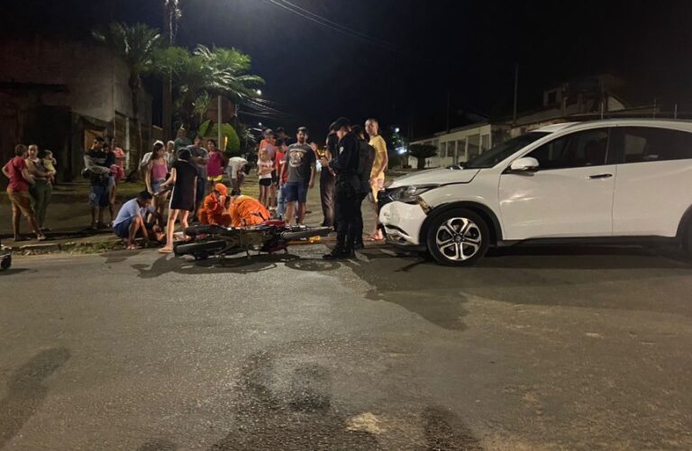 Motociclista avança preferencial, colide com carro e fratura a perna