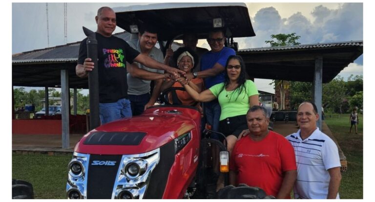 Produtores do distrito do Iata, em Guajará-Mirim, recebem trator de pneus adquirido com emenda da deputada Sílvia Cristina