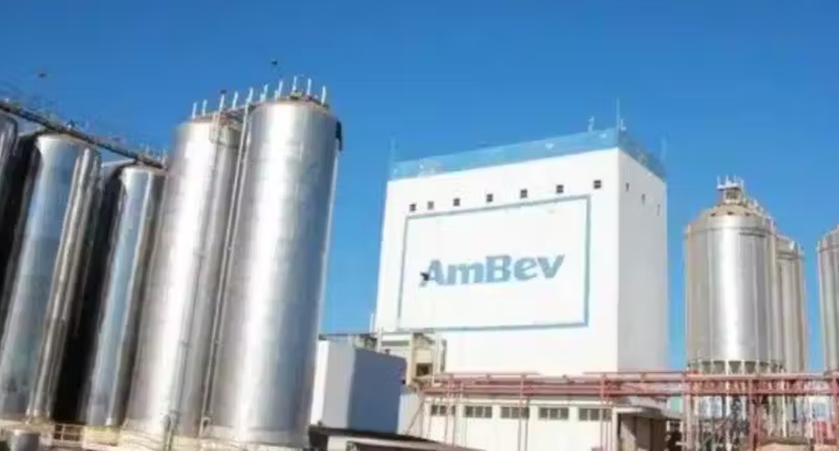 Ambev anuncia pausa na fabricação de cerveja para produzir água ao RS