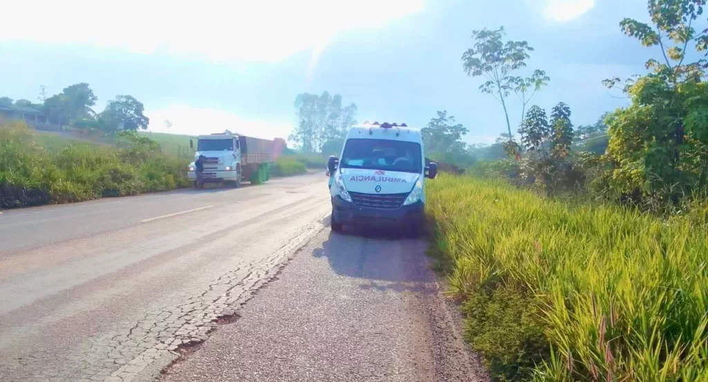 Acidente na BR 429 envolve ambulância de São Francisco do Guaporé e veículo Strada