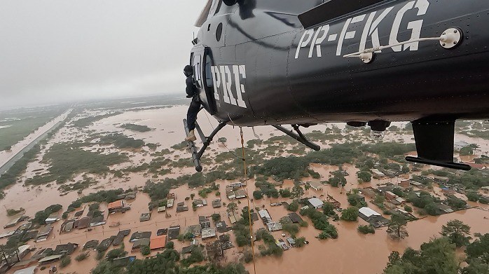 PRF resgata moradores isolados por conta das enchentes no RS