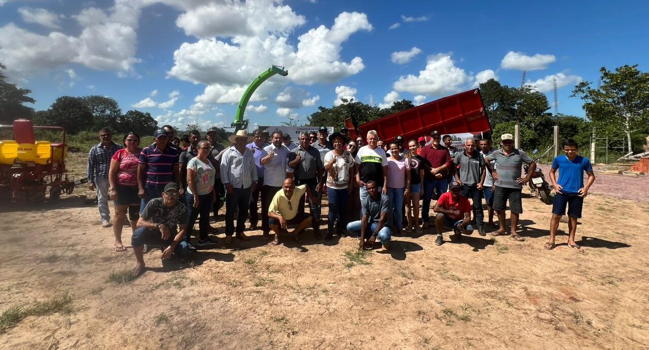 Deputada Sílvia Cristina faz a entrega de implementos agrícolas para três associações rurais de Mirante da Serra