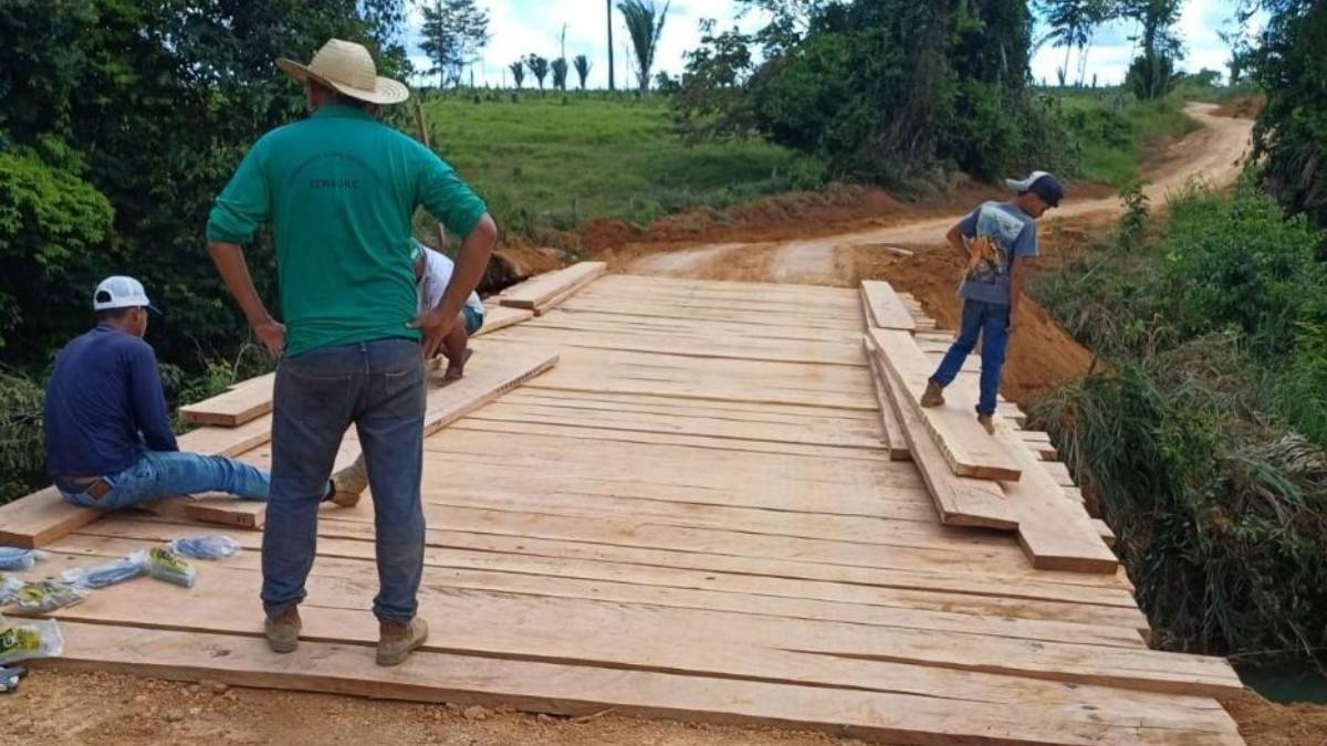 Prefeitura recupera ponte da Linha 8 em União Bandeirantes