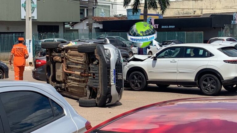 BRUXA SOLTA: Strada capota em colisão entre três veículos - News Rondônia