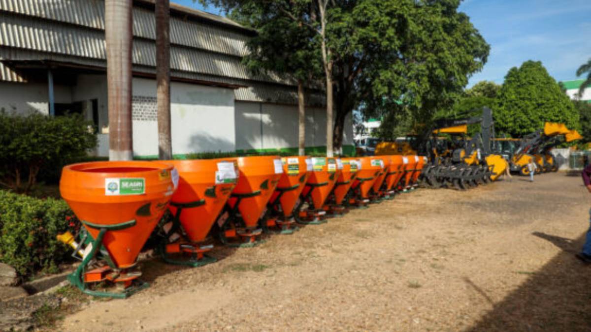 Governo de RO entrega equipamentos agrícolas e de infraestrutura para diversas prefeituras