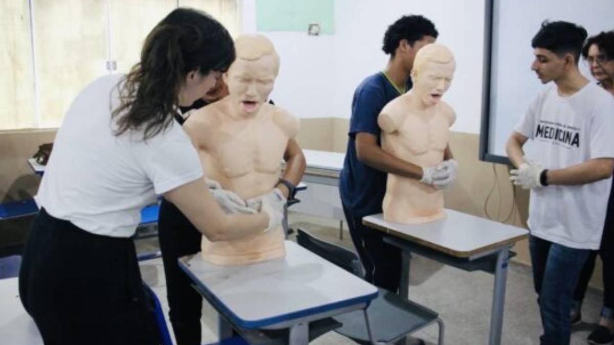 Professores, orientadores e estudantes recebem capacitação para atendimento de primeiros socorros 
