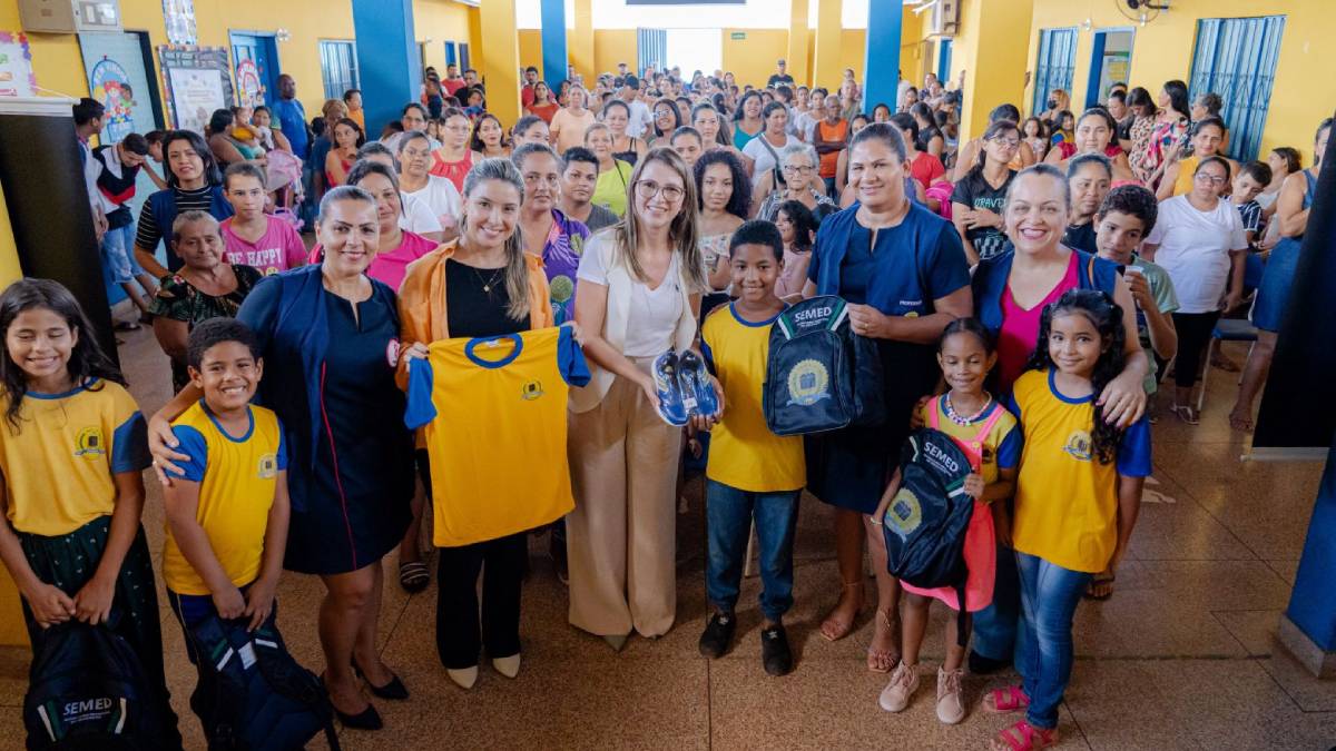 Prefeitura de Porto Velho entrega uniformes escolares nas escolas do baixo Madeira e zona Leste