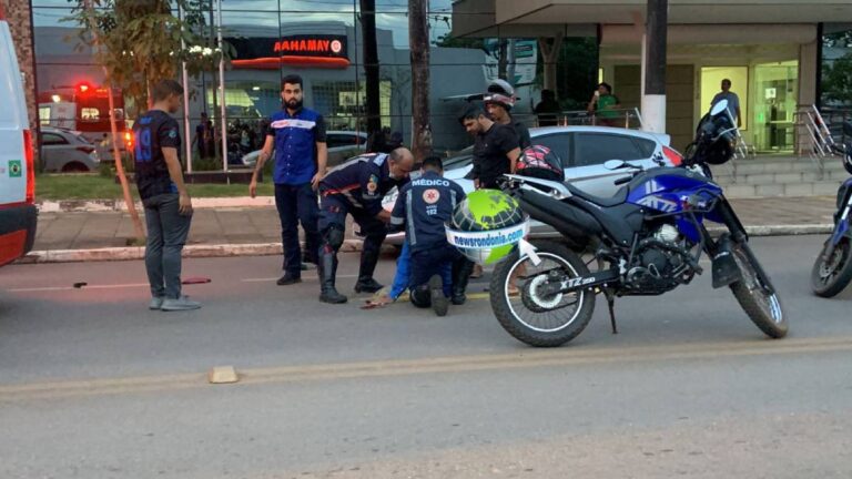 Motociclista sofre queda após atropelar pedestre no centro - News Rondônia