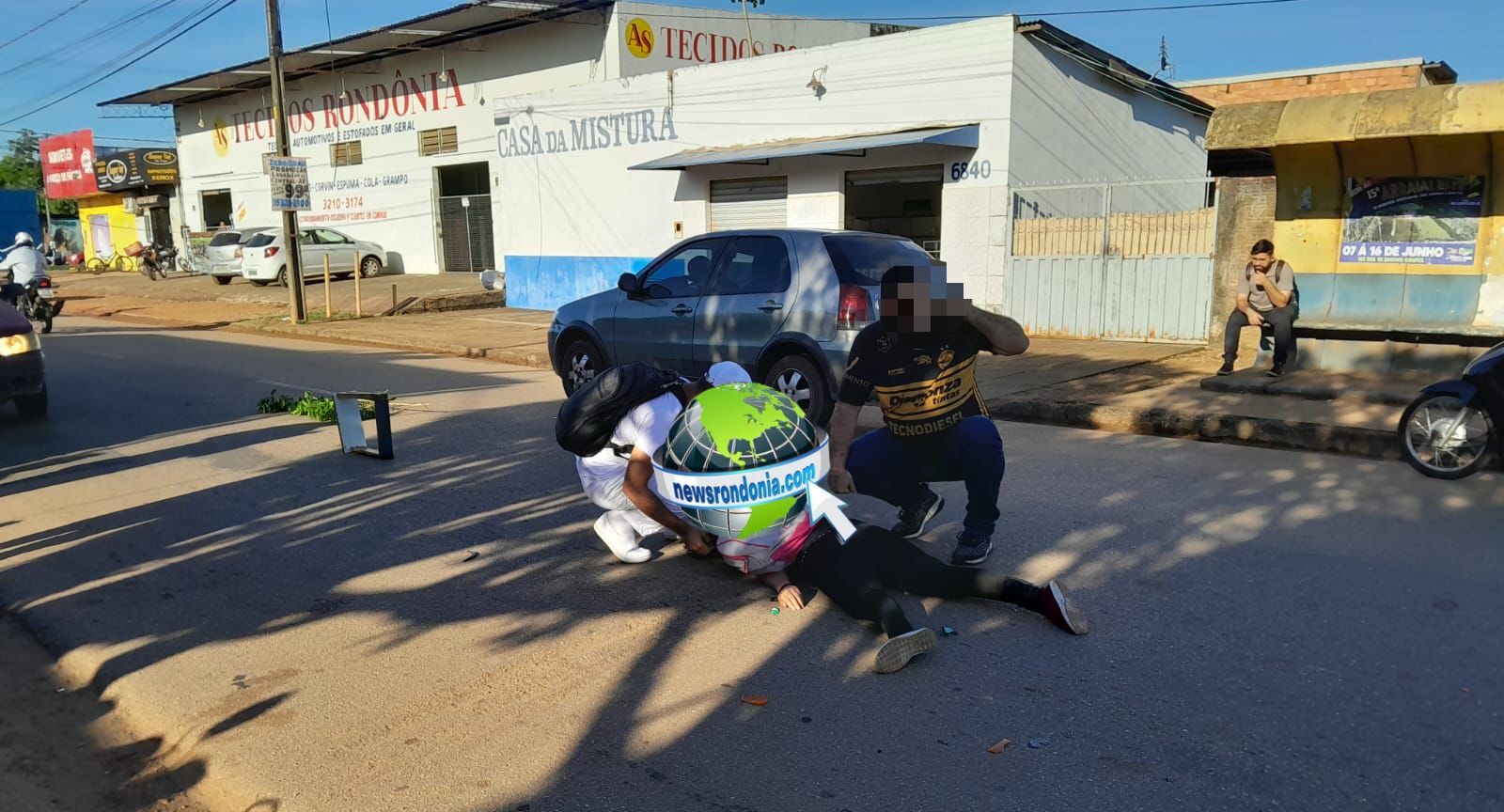 Motociclista fica desmaiada após ser batida por carro na zona leste