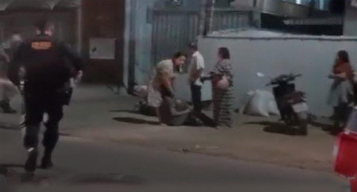 Mulher é arrastada pelas ruas pelo marido, grita por socorro e desmaia
