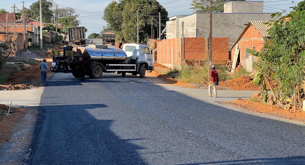 Prefeitura de Jaru conclui pavimentação da Rua 13 de Maio no trecho entre a 21 de Abril e Padre Feijó no Jardim dos Estados