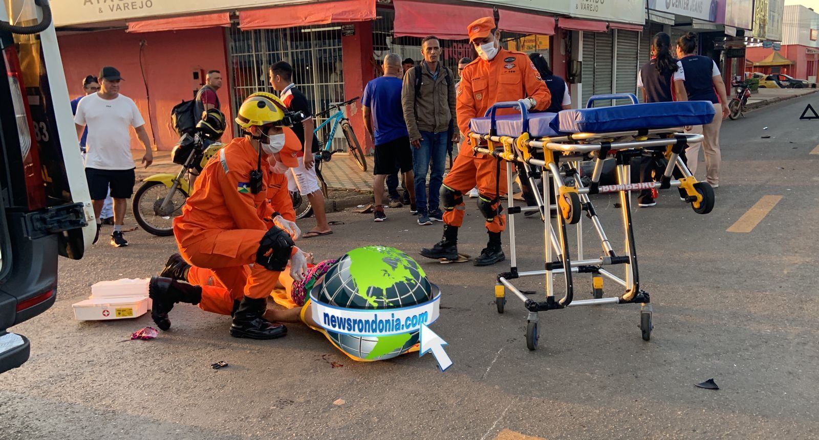 URGENTE: Motociclista sofre fraturas em colisão com ônibus na zona leste