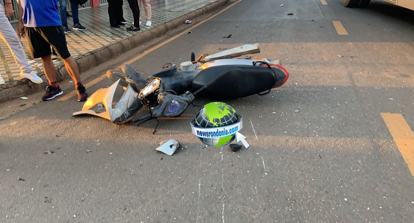 URGENTE: Motociclista sofre fraturas em colisão com ônibus na zona leste - News Rondônia URGENTE Motociclista sofre fraturas em colisão com ônibus na zona leste 2