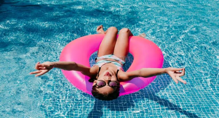 Emprego dos sonhos paga R$ 500 mil para nadar em piscinas dos Estados Unidos
