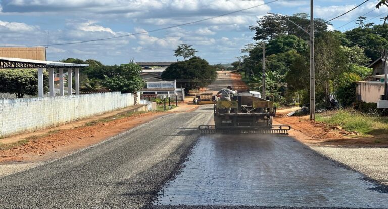 Rua 13 de Maio no trecho entre 21 de Abril e Ayrton Senna Jaru recebe capa asfáltica
