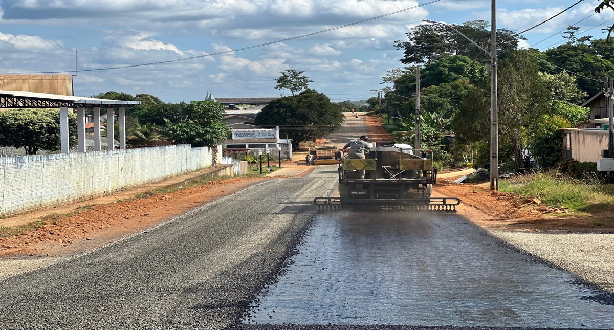 Rua 13 de Maio no trecho entre 21 de Abril e Ayrton Senna Jaru recebe capa asfáltica