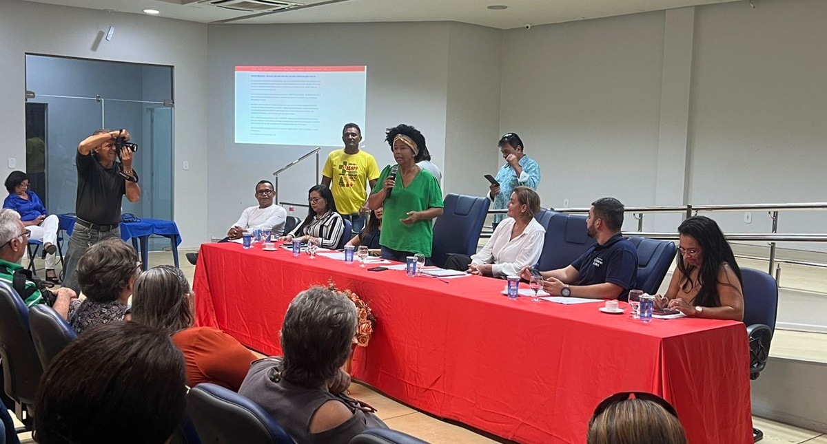 Sílvia Cristina participa de reunião no Sintero para discutir enquadramento de técnicos na transposição