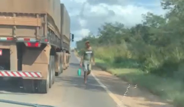 Vídeo: Andarilho desafia carretas e veículos na BR-364, em Vilhena - News Rondônia